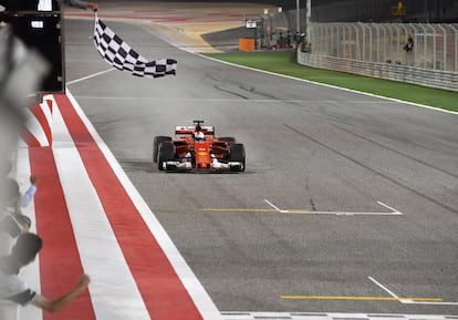 Sebastian Vettel pasa por la línea de meta el primero.