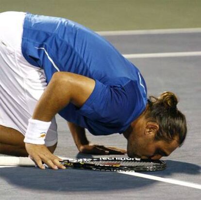 Marcos Baghdatis besa la pista después de eliminar a Rafa Nadal.