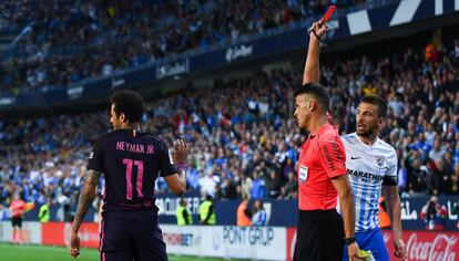 Gil Manzano le enseña la roja a Neymar.