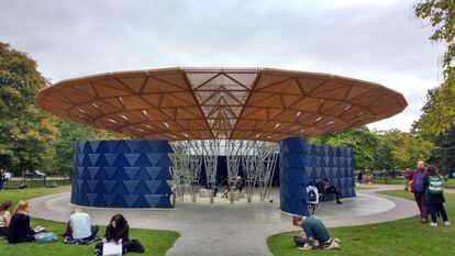 Vista del Pabell&oacute;n K&eacute;r&eacute; 2017 en el exterior de la Serpentine Gallery de Londres.