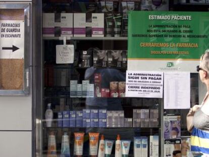 Una farmacia de Alicante, cerrada durante el debate en el colegio sobre la huelga.