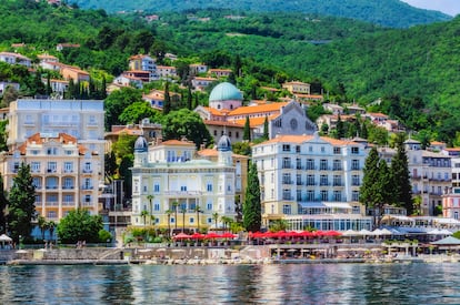 Opatija vista desde las aguas del Adriático.