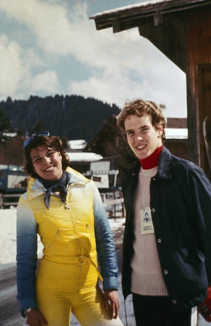 Cada invierno desde 1973 pasaba al menos dos temporadas de vacaciones en la montaña para disfrutar de la nieve con su familia, una tradición que continuó posteriormente con sus futuros maridos y mantiene en la actualidad. Carolina de Mónaco acudió los primeros años junto a su hermano Alberto, con quien aprendió a esquiar. En la imagen, aparecen sonrientes en Francia, en 1976.