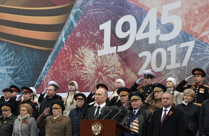 Vladimir Putin depois do seu discurso do Dia da Vitória na praça Vermelha, em Moscou.