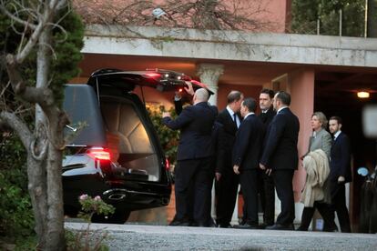 Bruno Gómez Acebo (2i), y su hermana Simoneta Gómez Acebo (2d), entre otros, junto al féretro de la infanta Pilar de Borbón, fallecida este miércoles a los 83 años de edad, a su llegada a la capilla ardiente instalada en su domicilio de Madrid. Pilar de Borbón ha fallecido tras haber permanecido ingresada en una clínica de Madrid desde el pasado domingo.