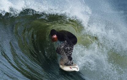 Al Mennie, conocido como 'Big Red' surca una ola en Portrush (Irlanda).