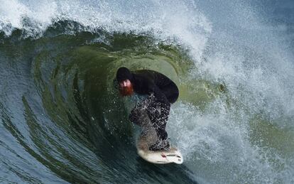 Al Mennie, conocido como 'Big Red' surca una ola en Portrush (Irlanda).