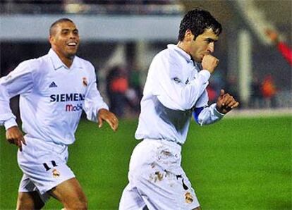 Ronaldo corre a felicitar a Raúl tras uno de sus goles.
