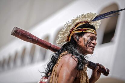 Un hombre indígena participa en una protesta en la 'Explanada de los Ministerios' en Brasilia.
