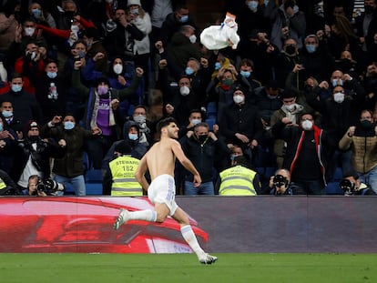 Marco Asensio tira su camiseta al aire después de marcar el gol de la victoria del Madrid ante el Granada el domingo en el Bernabéu.