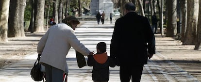 Una pareja pasea con su nieto en Madrid.