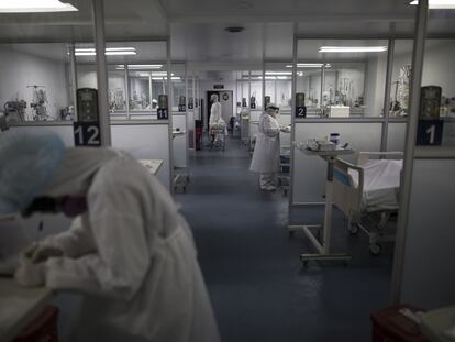 Personal sanitario labora en el hospital Niño de Cundinamarca en Soacha, Colombia.