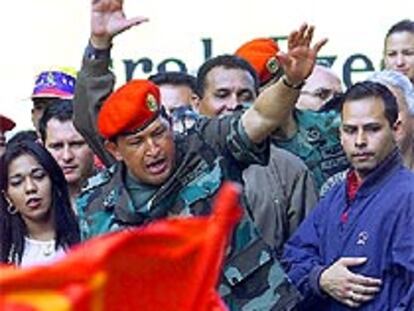 Chávez, rodeado en Caracas por campesinos que apoyan su política agraria.