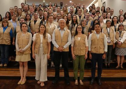 El excanciller chileno Muñoz al frente de algunos de los observadores electorales de la OEA en México.