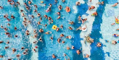 Bañistas nadan en una piscina pública en Zalakaros (Hungría).