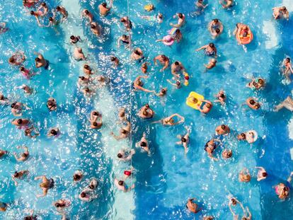 Bañistas nadan en una piscina pública en Zalakaros (Hungría).