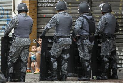 Um homem com um bebê deixaram a ocupação do antigo hotel Aquárius voluntariamente durante a reintegração de posse. O local era habitado por 205 famílias, cerca de 40 crianças. No momento da entrada da Tropa de Choque, cerca de 200 pessoas ainda estavam no prédio.