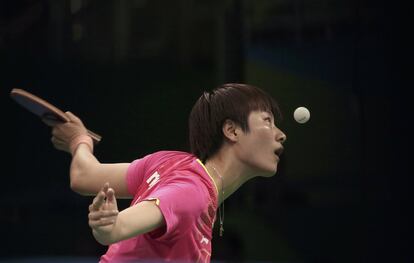 Ding Ning (China) busca la pelota en el aire mientras juega contra Doo Hoi Kem (Hong Kong) en el Pabellón de Riocentro, durante los Juegos de Río 2016.