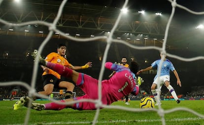 Raúl Jiménez marca el segundo gol del Wolves ante el City.