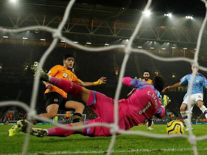 Raúl Jiménez marca el segundo gol del Wolves ante el City.