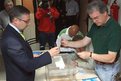 José Blanco, secretario de organización del PSOE, vota en el Centro Cultural de Fingoi, en Lugo.