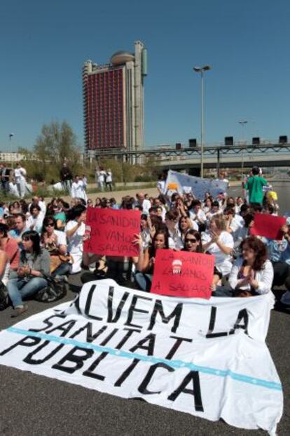 Protesta contra los recortes sanitarios en Bellvitge en 2011.