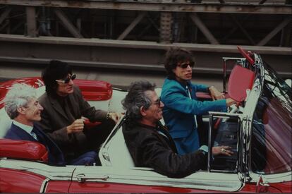 Los cuatro integrantes de los Rolling Stone, en un descapotable por el puente de Brooklyn (Nueva York), de camino a la presentación de su disco 'Puentes a Babilonia' en 1997.