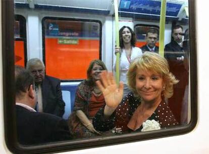 Esperanza Aguirre, presidenta de la Comunidad de Madrid, saluda durante el recorrido inaugural del metro al ensanche de Vallecas.