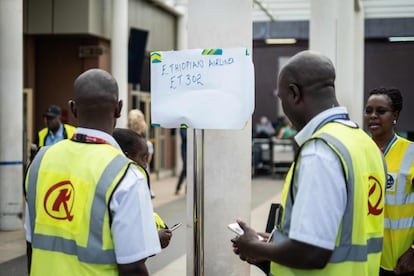 O acidente ocorreu na localidade de Bishoftu, a cerca de 50 quilômetros ao sul de Adis Abeba. Na imagem, funcionários da companhia aérea colocam cartaz com informação aos familiares das vítimas