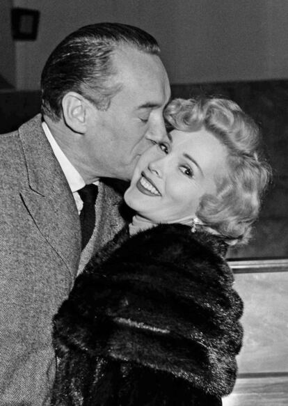 El actor George Sanders besa a su mujer, Zsa Zsa Gabor en Roma, en 1953.