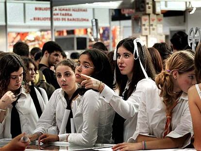 Un grupo de jóvenes, vestidas de colegialas, ayer en la primera jornada del Salón del Manga en La Farga de L'Hospitalet.