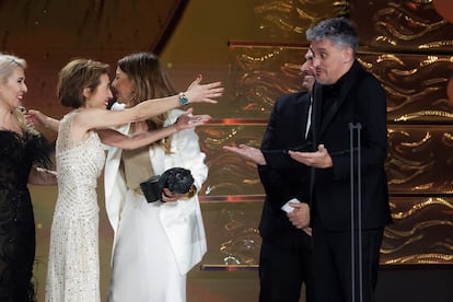 Marcel Barrena, ante los micrófonos, director de 'El 47', en el escenario de los Goya, durante su agradecimiento. Detrás, con el Goya, Fernández Espeso, de 'El 47', saluda a María Luisa Gutiérrez, de 'La infiltrada'. En medio, Mercedes Gamero, de 'La infiltrada, va a abrazar a Javier Méndez, de 'El 47'.