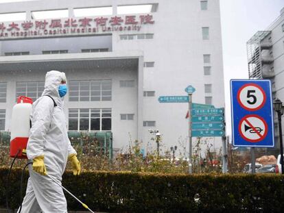 Un trabajador esteriliza el exterior de un hospital en Pekín. 