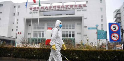 Un trabajador esteriliza el exterior de un hospital en Pekín. 