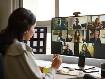 Una mujer habla con varias personas a través de una videoconferencia.