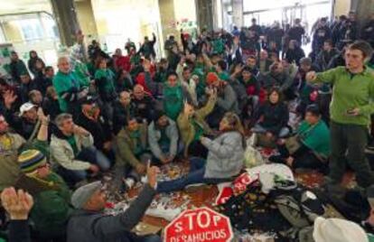 Unas 200 personas han ocupado hoy las oficinas centrales del BBVA en la plaza Cataluña.