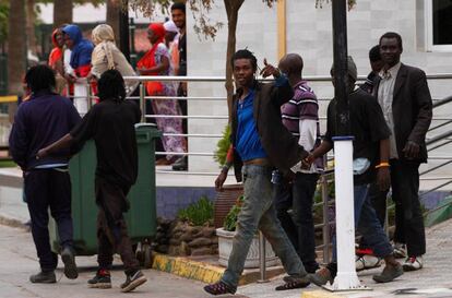 Varios de los migrantes que saltaron la valla. 