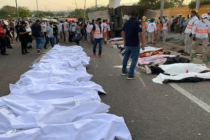 Más de 50 migrantes centroamericanos han muerto y más de 70 han resultado heridos al volcar el camión en el que viajaban hacinados cerca de Tuxtla Gutiérrez, en el Estado mexicano de Chiapas. En la imagen, cadáveres alineados en el asfalto.