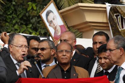 El presidente del Parlamento, Mustafá Yafar, se dirige a la población en el primer aniversario de la revolución, en Túnez.