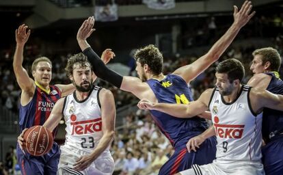 Llull entra a canasta durante el Madrid-Barcelona.