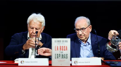 El expresidente del Gobierno Felipe González durante la presentación del libro 'La rosa y las espinas' del exvicepresidente del Gobierno Alfonso Guerra, este miércoles en Madrid.