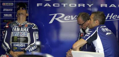 Jorge Lorenzo descansa en la zona de 'boxes'.