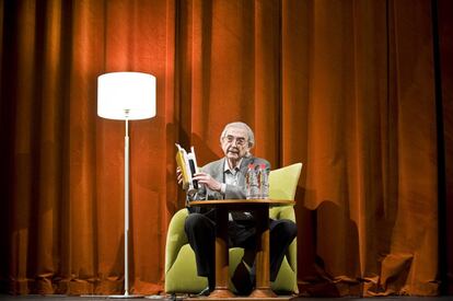 Juan Gelman durante el recital poético que ha ofrecido en el Teatre Romea, en el marco de Barcelona Poesía, mayo de 2011.