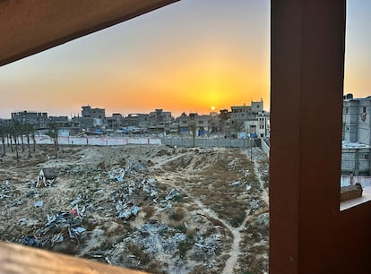 Desde una ventana del Hospital Nasser, donde vive el anestesista español, se ven las ruinas y esqueletos de edificios de Jan Yunis. Imagen cedida por Raúl Incertis.