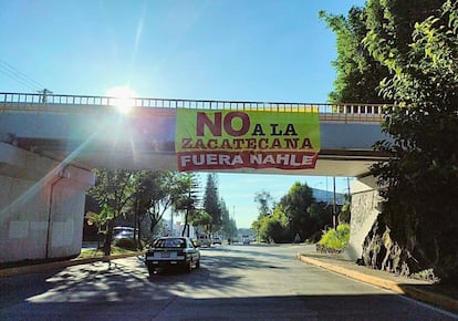 Una manta en Xalapa (Estado de Veracruz) contra la posible candidatura de Rocío Nahle, en una imagen de redes sociales.