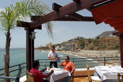 Dos comensales, en el restaurante El Embarcadero, ayer en Benalmádena Costa.