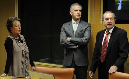 El director general del Guggenheim Bilbao, Juan Ignacio Vidarte (en el centro), ayer, en el Parlamento vasco junto al presidente de la ponencia, el socialista Benjamín Atutxa, y la parlamentaria Pilar Pérez Fuentes, también del PSE. 
 