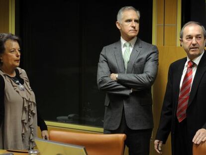 El director general del Guggenheim Bilbao, Juan Ignacio Vidarte (en el centro), ayer, en el Parlamento vasco junto al presidente de la ponencia, el socialista Benjamín Atutxa, y la parlamentaria Pilar Pérez Fuentes, también del PSE. 
 