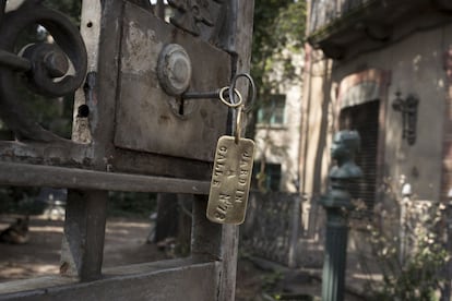 Entrada al jardín que da acceso a la residencia de la familia Huake. La llave fue realizada artesanalmente por los talleres de Averly.