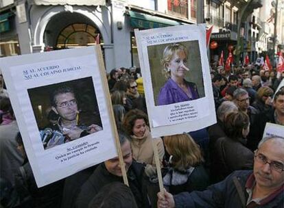 Dos pancartas de la manifestación de funcionarios de Justicia que este mediodía ha cortado la Gran Vía.